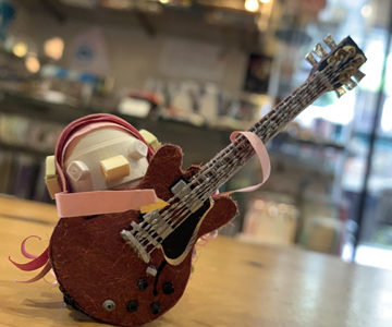 ペーパーギタリスト「アマビエ」　～あらきのウィンドウディスプレイができるまで〜④