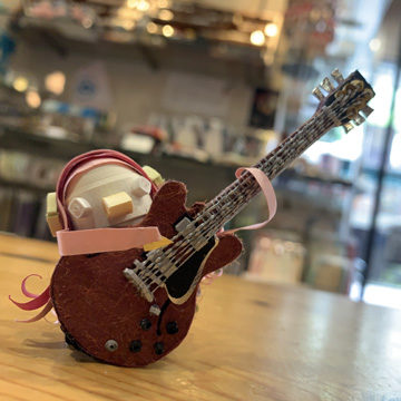ペーパーギタリスト「アマビエ」　～あらきのウィンドウディスプレイができるまで〜④
